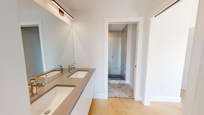 Photo du bâtiment - AMAZING THREE LEVEL THREE BEDROOM TOWNHOME IN WEST FIVE