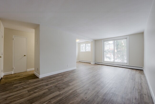 Building Photo - Queenston Apartments