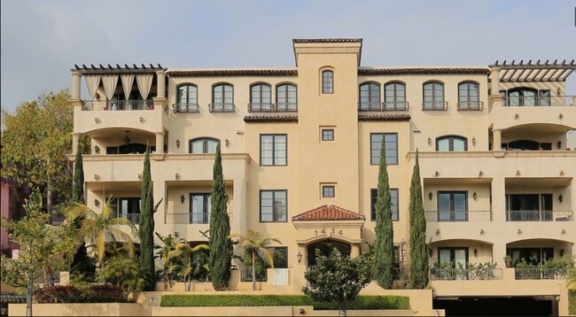 Building Photo - 1414 S Beverly Glen Blvd