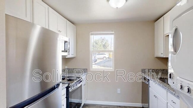 Building Photo - 2405 E St Vrain St