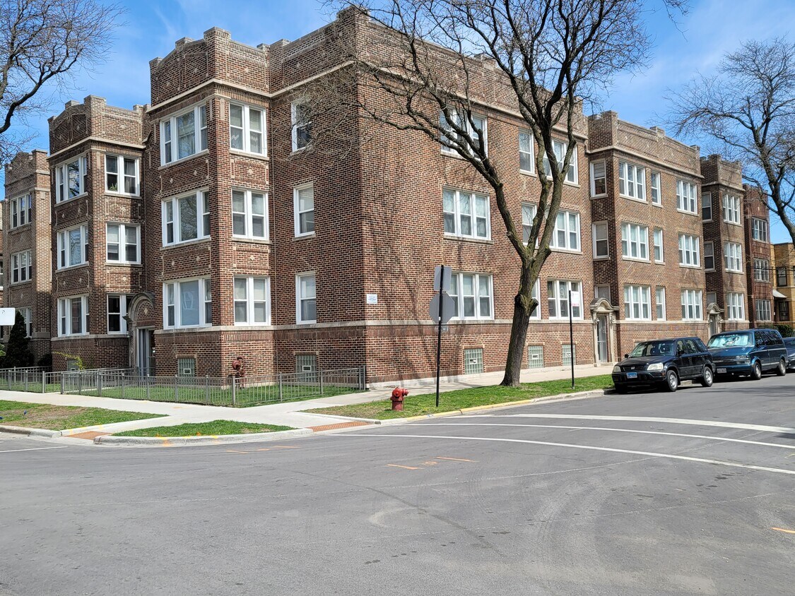 Primary Photo - 4845 N Rockwell St