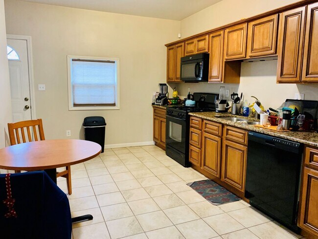 Building Photo - 2 Bedroom Home on Pius St Available April ...