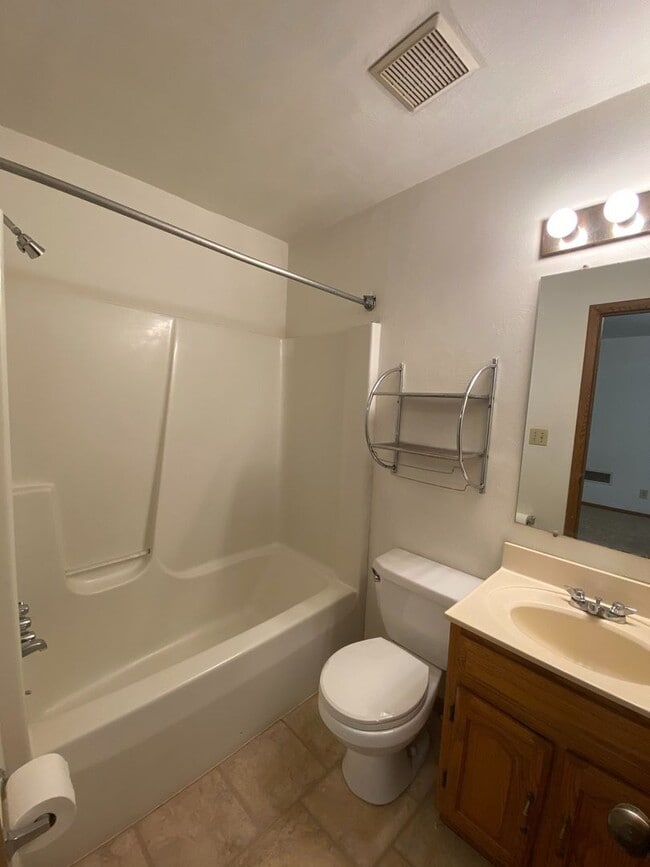 Building Photo - Spacious 1BR on Fifth Ave!! Ideal Oakland ...