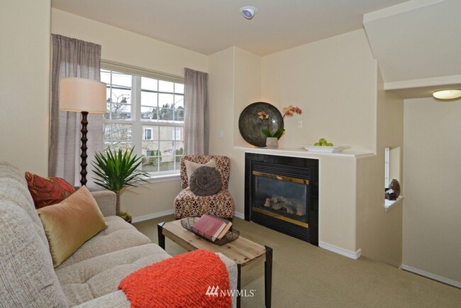 Building Photo - North Greenlake 3-bed 1.75-bath Town House