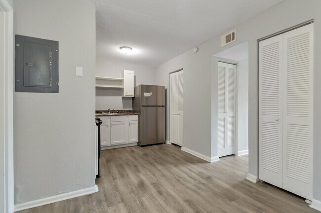 Building Photo - 4543 Moncrief Rd W