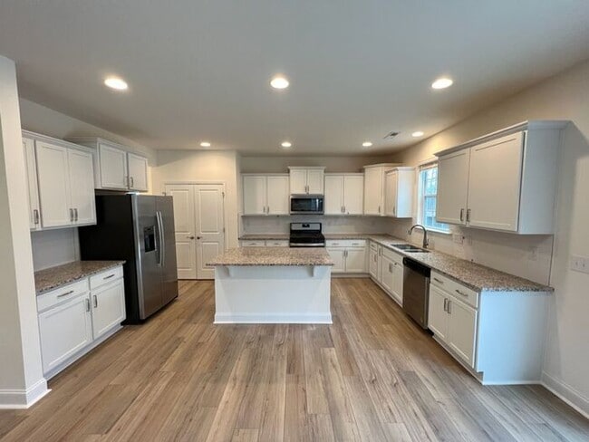 Building Photo - LIKE NEW 4 Bedroom Home w/ Ground Floor Be...