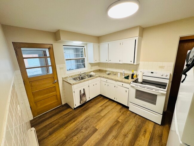 Building Photo - 1009 Victoria