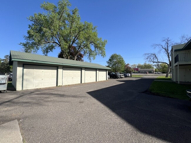 Building Photo - Pinewood Apartments