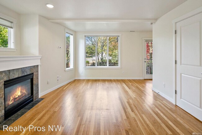 Building Photo - 3 br, 2.5 bath House - 4504 NE 55th St #A,...