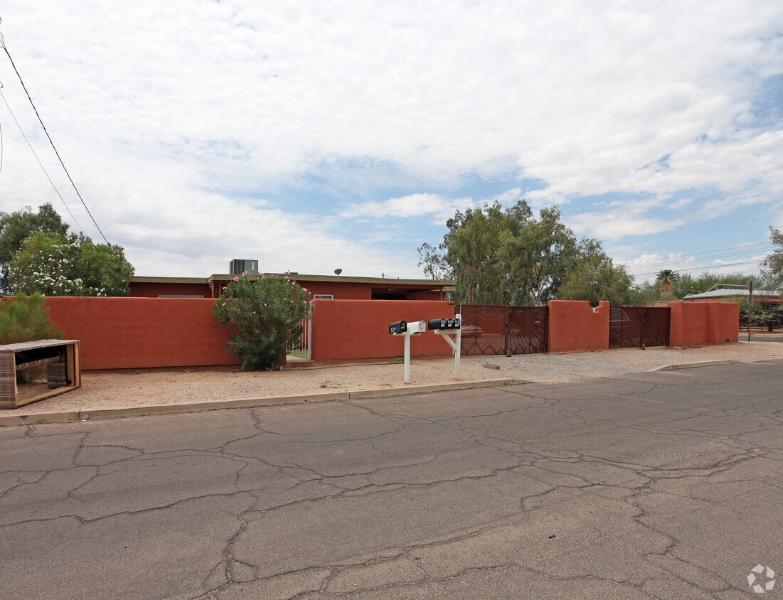 Building Photo - 302-306 E Blacklidge Dr
