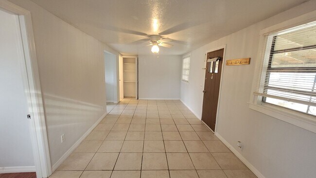 Foto del edificio - Cute 1 bed/ 1 bath Duplex Available now in...