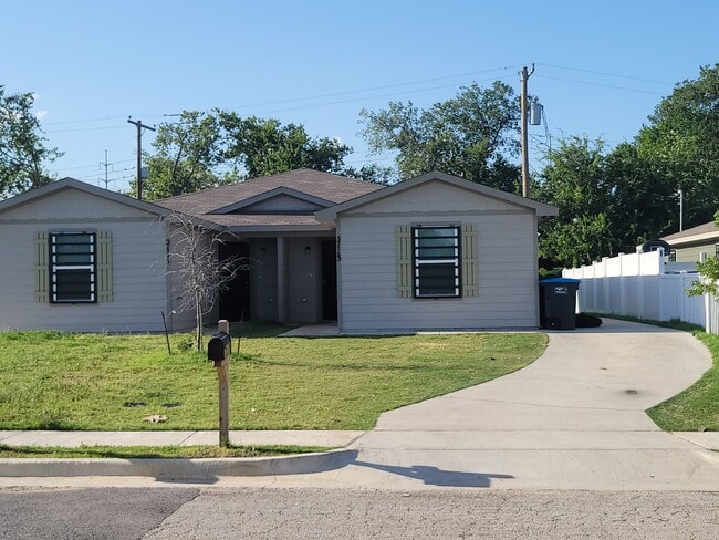 Right side of duplex - 5113 Avenue G