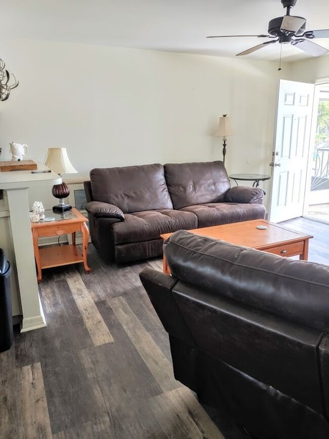 Building Photo - Available Cute 2/2 Condo!