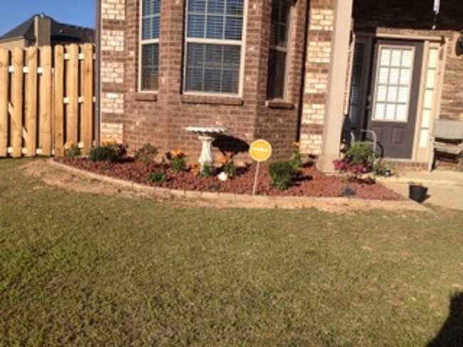 Building Photo - Gorgeous 4 Bedroom Brick Home in Ivy Landing!