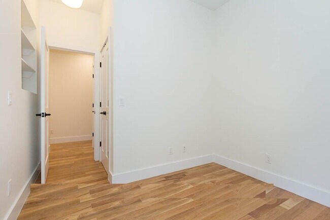 Building Photo - 55 E 95th St