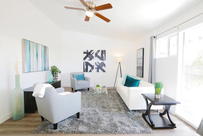 Foto del edificio - 3727 E 5th St