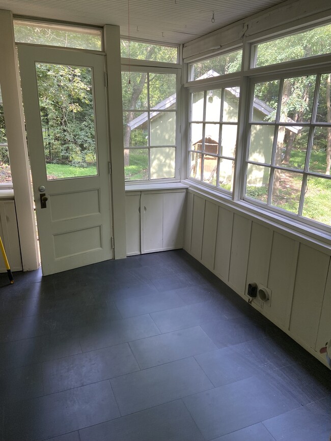 laundry/sun room - 12664 Polktown Rd