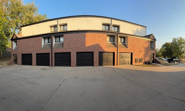 Foto del edificio - Unique two bedroom 1 1/2 bath with additio...