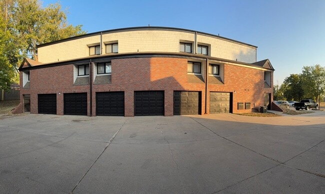 Building Photo - Unique two bedroom 1 1/2 bath with additio...