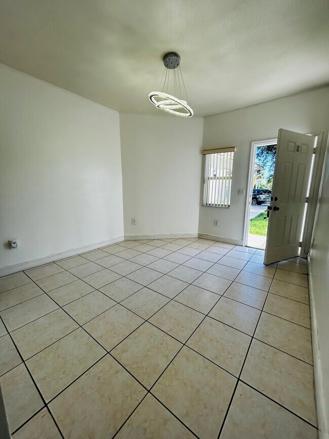 Foto del edificio - 13705 NE 20th Pl