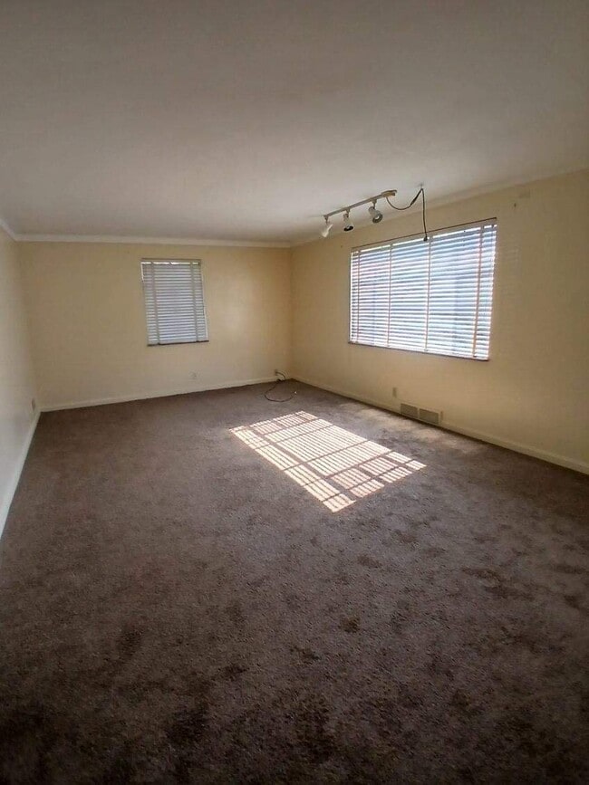 Photo - 5720 Hamilton Ave (Cincinnati, OH) Apartment