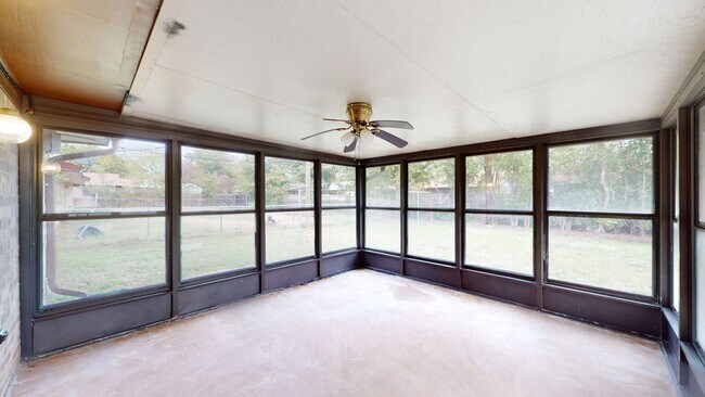 Foto del edificio - FREE DECEMBER RENT!!!