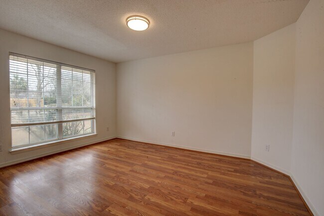 Building Photo - 4 bedroom, 2 bath brick home in Fairhope!