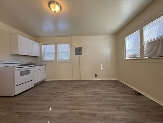 Building Photo - 626 E Hills Rd