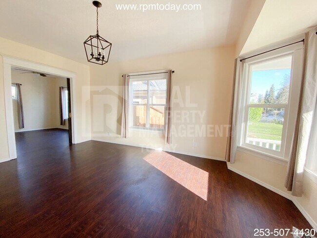 Building Photo - Updated 3 Bedroom Lower-Level Duplex in Ta...