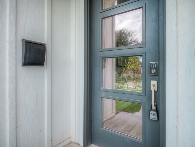 Foto del edificio - Spacious 4-Bedroom Home with Thoughtful De...