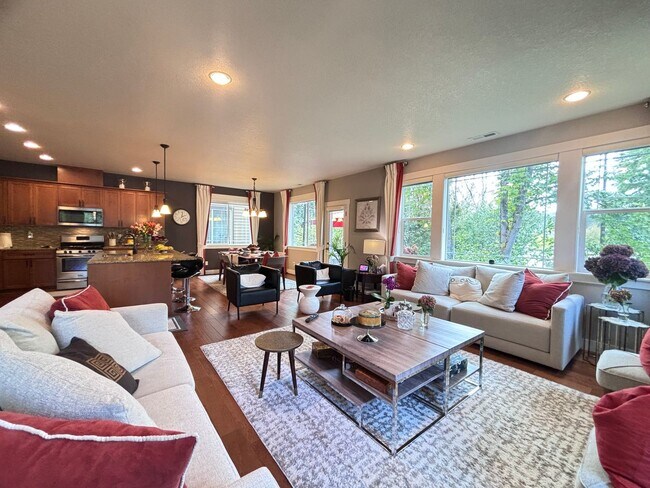 Foto del edificio - Gorgeous Short-Term Rental Fully Furnished...