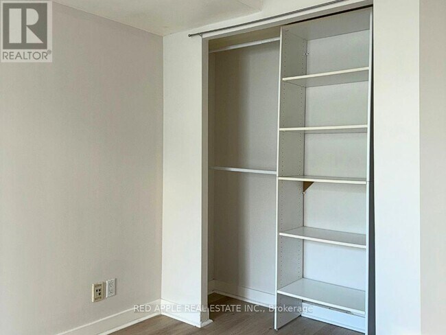 Photo du bâtiment - 361 Front St W