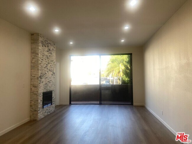 Foto del edificio - 1557 S Beverly Glen Blvd