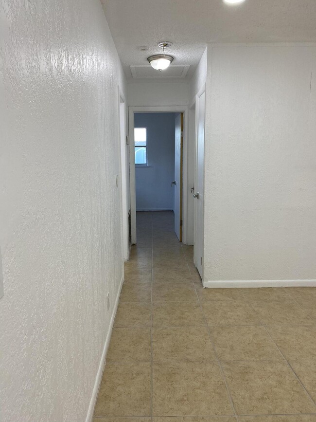 Building Photo - 4500 Pinewood Ave