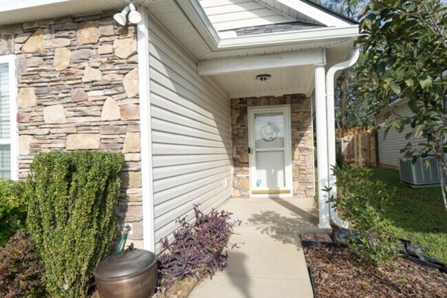 Foto del edificio - Charming 3-Bedroom, 2-Bath Home with Vaulted Ceilings and Open Floor Plan!