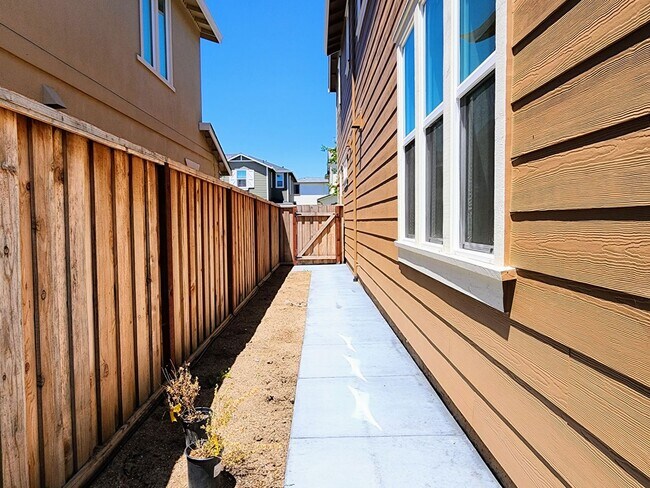 Building Photo - 4 Bedroom Home in W Section
