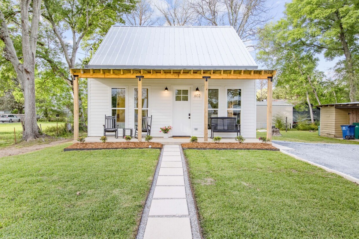 Primary Photo - Fully furnished rental home in the heart o...