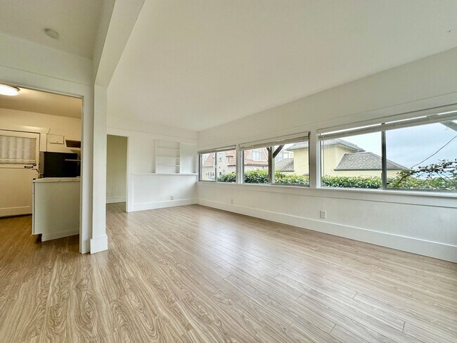 Building Photo - 412 35th Ave S