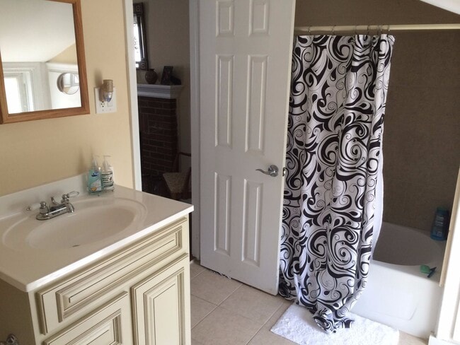 Building Photo - Updated 3bed / 3bath farmhouse.  Nice Loca...