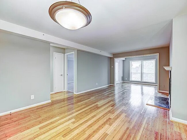 Foto del edificio - 3176 Summit Square Dr