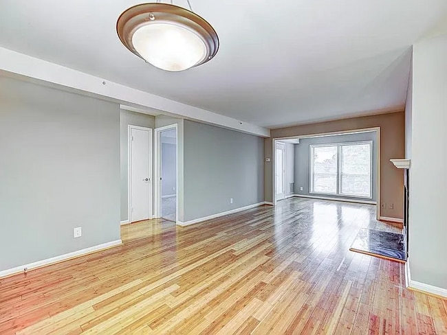 Building Photo - 3176 Summit Square Dr