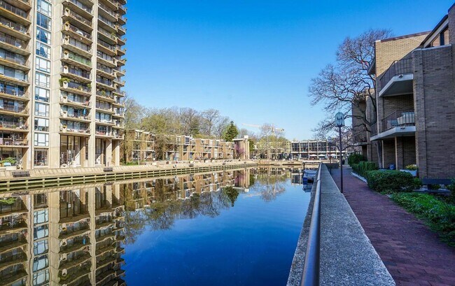 Building Photo - Impeccable 2 Bed 2 Bath Condo With Breatht...