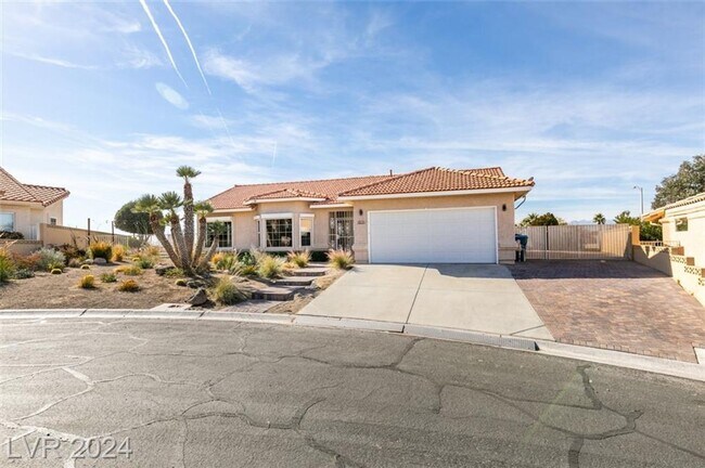 Foto del edificio - LUXURIOUS SINGLE STORY IN GATED COMMUNITY ...