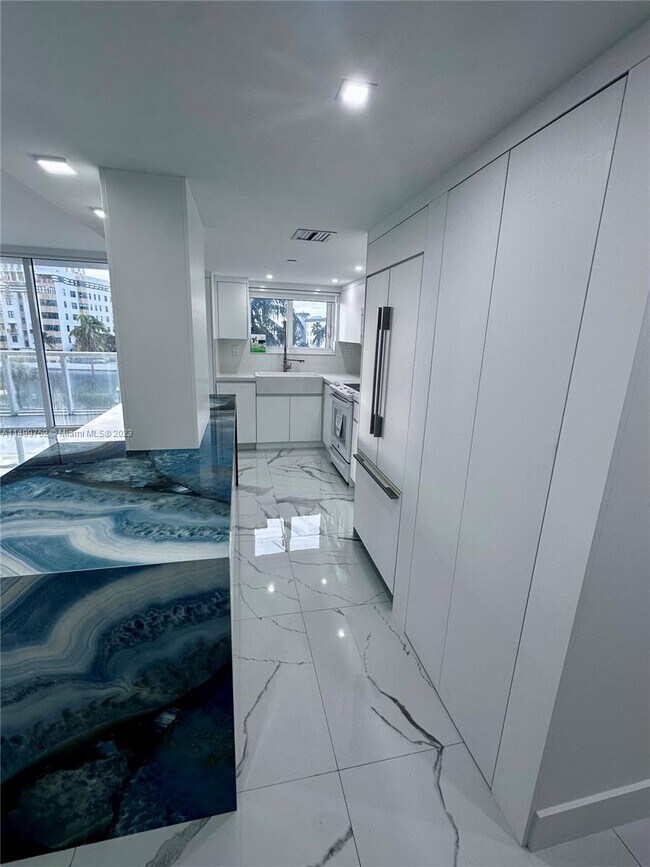 Foto del edificio - 2555 Collins Ave