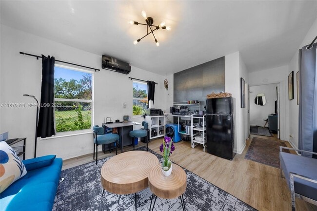 Foto del edificio - 910 NE 81st St