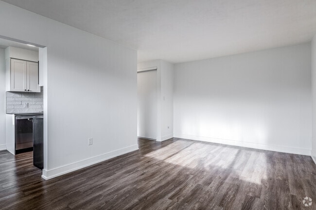 1BR, 1BA - 637SF - Living Room - 5-19 Amos Avenue & 340-358 Erb Street West