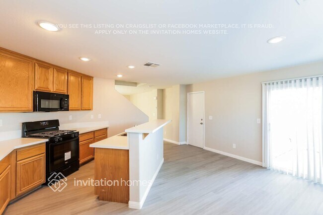 Foto del edificio - 4820 Golden Shimmer Ave