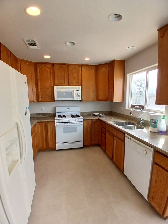 Foto del edificio - Charming 3-Bedroom, 2-Bath Home in Salton City