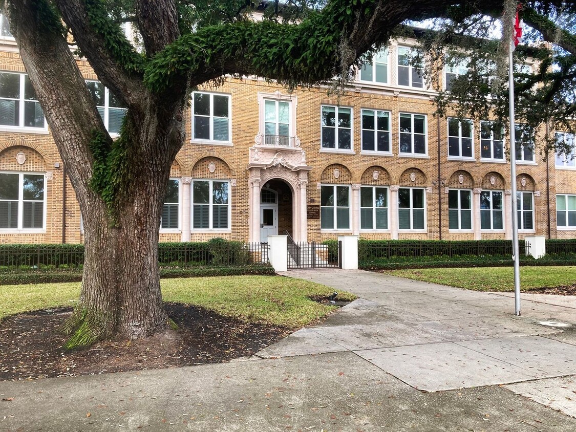 Foto principal - Gorgeous Condo in Historic Riverside (HALF...