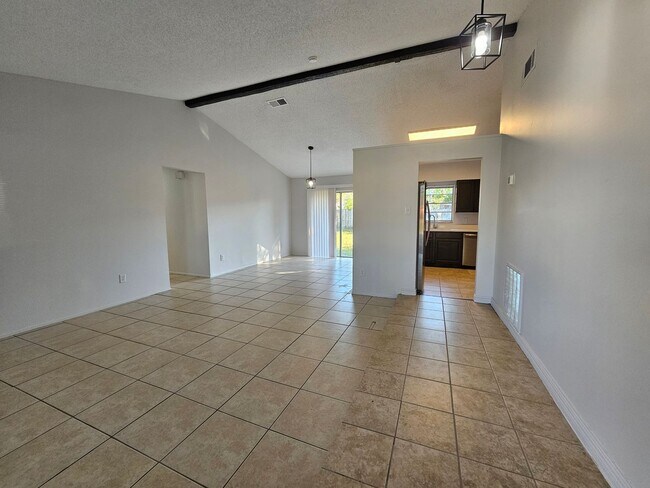 Foto del edificio - Freshly Renovated & Move-In Ready!! 3-bedroom, 2-bath home located in Lake Sparling Heights, Orla...